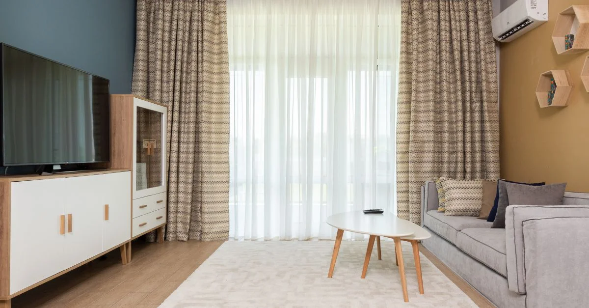 Salon élégant avec des meubles modernes, une décoration raffinée et une ambiance cosy. Parfait pour le confort résidentiel.