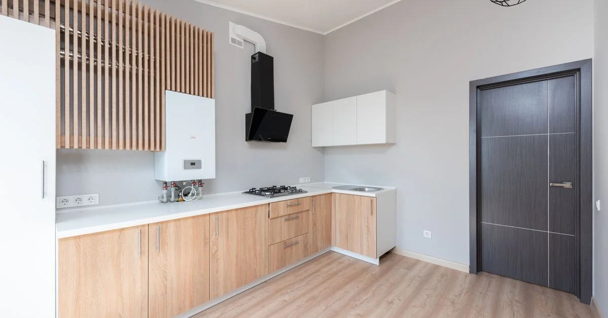 Cuisine moderne élégante avec des armoires en bois et un design épuré.