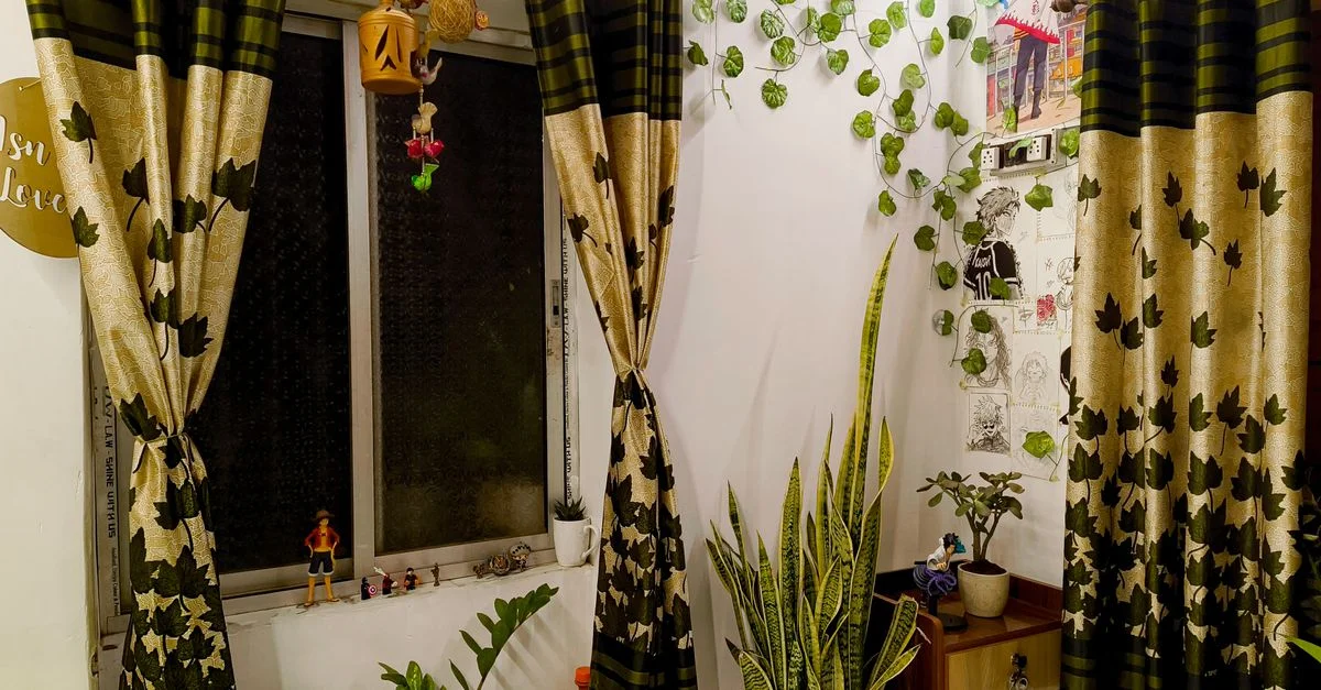 Coin salon élégant avec plantes d'intérieur luxuriantes et rideaux à motifs de feuillage.
