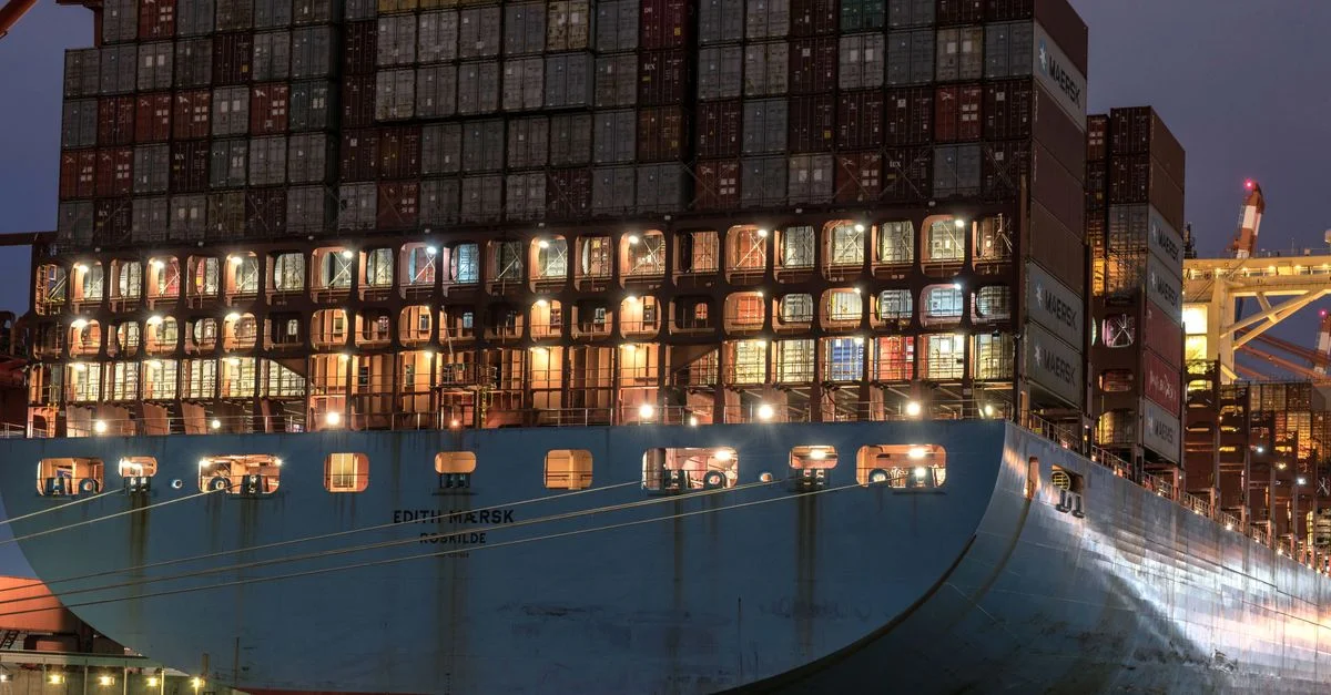 Grand navire porte-conteneurs Edith Maersk amarré au port de Hambourg pendant les lumières du soir.